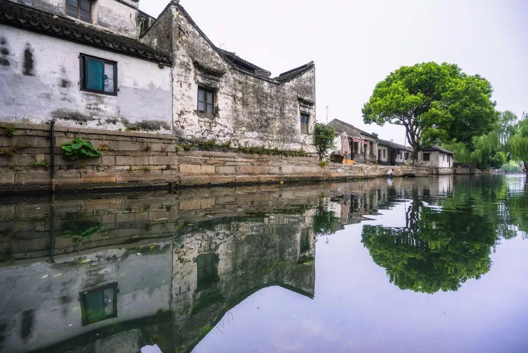 无限翻滚小球